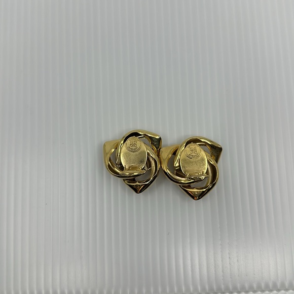 Vintage Givenchy twist goldtone clip earrings - Picture 11 of 12